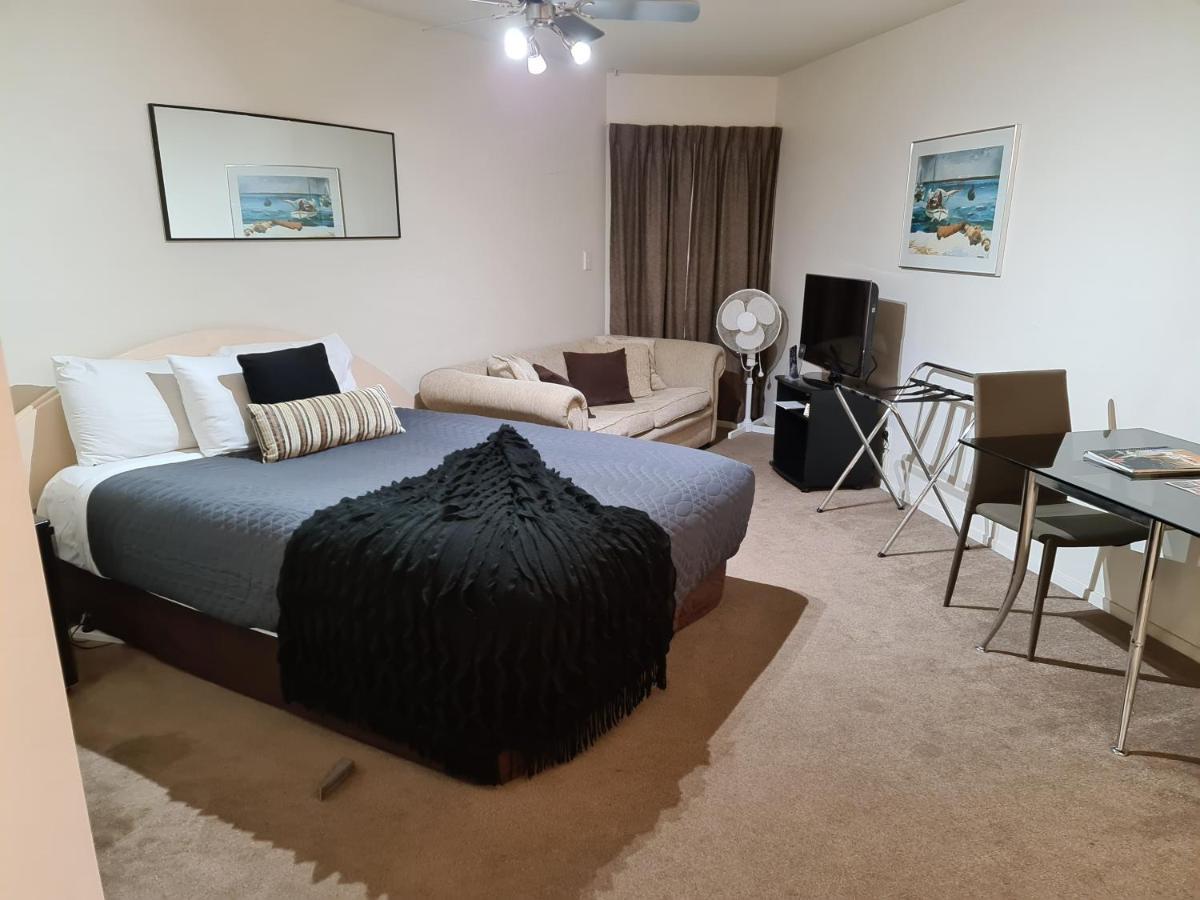 Oceanside Resort Internal Ground Floor Studio Unit Privately Owned In Mt Maunganui No External Window Or Air Conditioning Mount Maunganui Zewnętrze zdjęcie